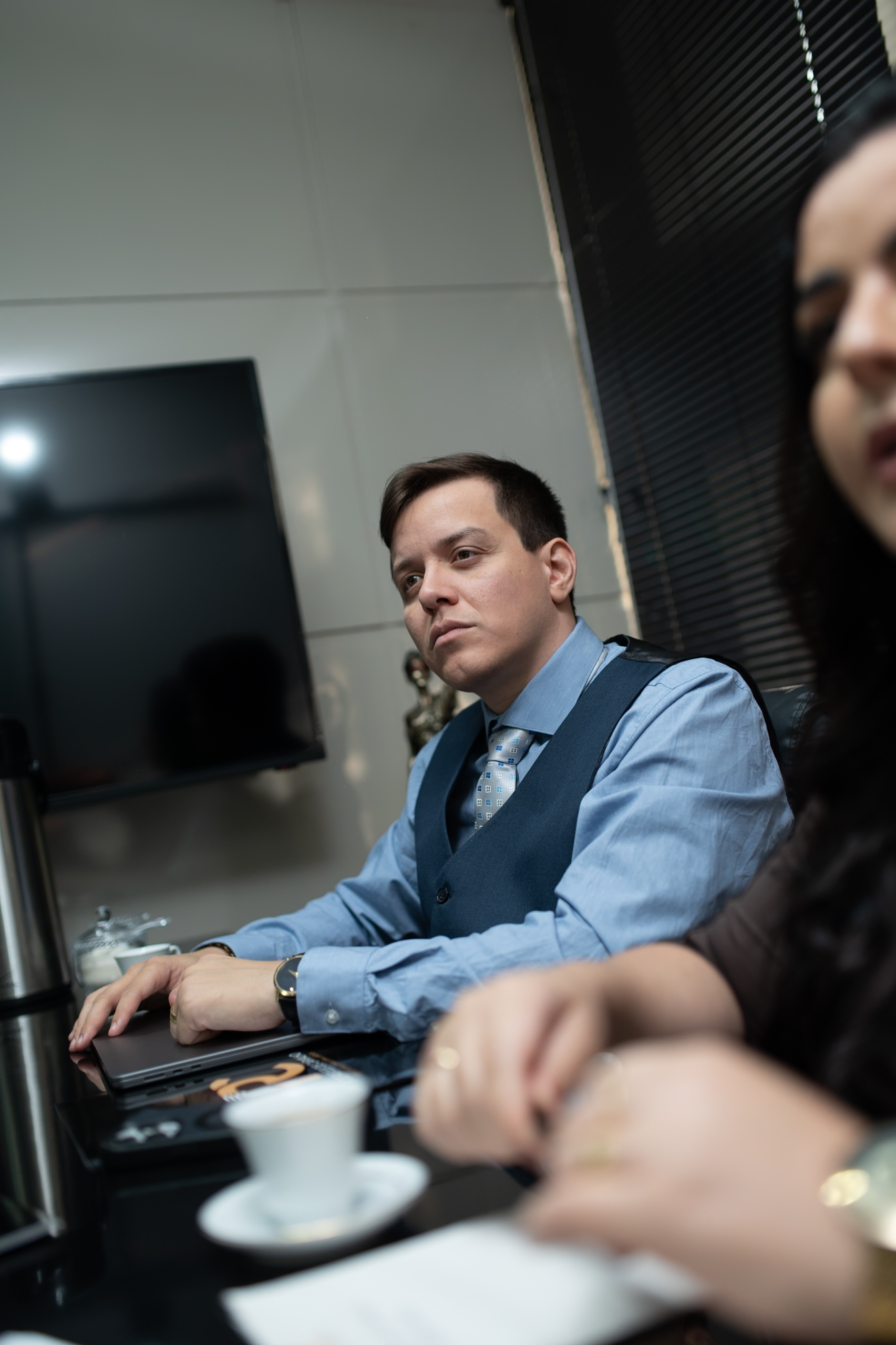 Rodrigo Carvalho, advogado em Governador Valadares, durante reunião com cliente