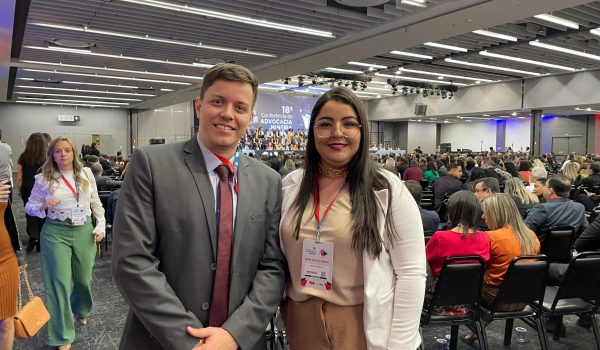 Dayse de Carvalho e Rodrigo de Carvalho, sócios do escritório de advocacia em Governador Valadares Rodrigues de Carvalho, na 18ª Conferência da Advocacia Mineira em Uberlândia
